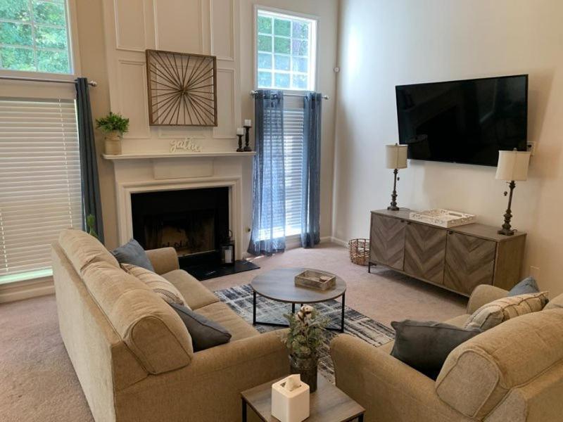 Enjoy This Amazing Home With Porch & Grill Near Dt Woodstock Exterior photo