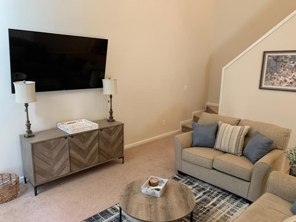 Enjoy This Amazing Home With Porch & Grill Near Dt Woodstock Room photo