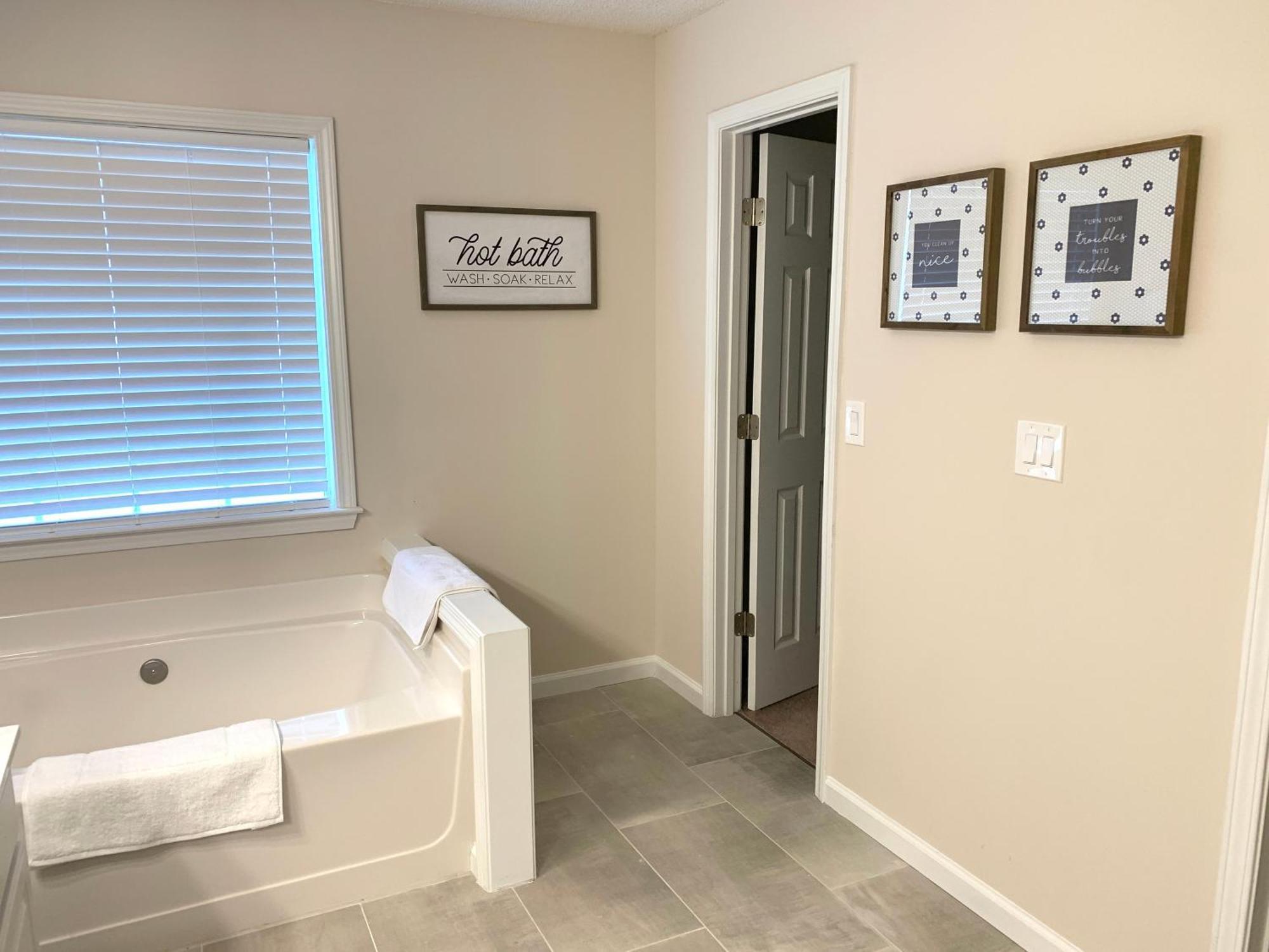 Enjoy This Amazing Home With Porch & Grill Near Dt Woodstock Room photo