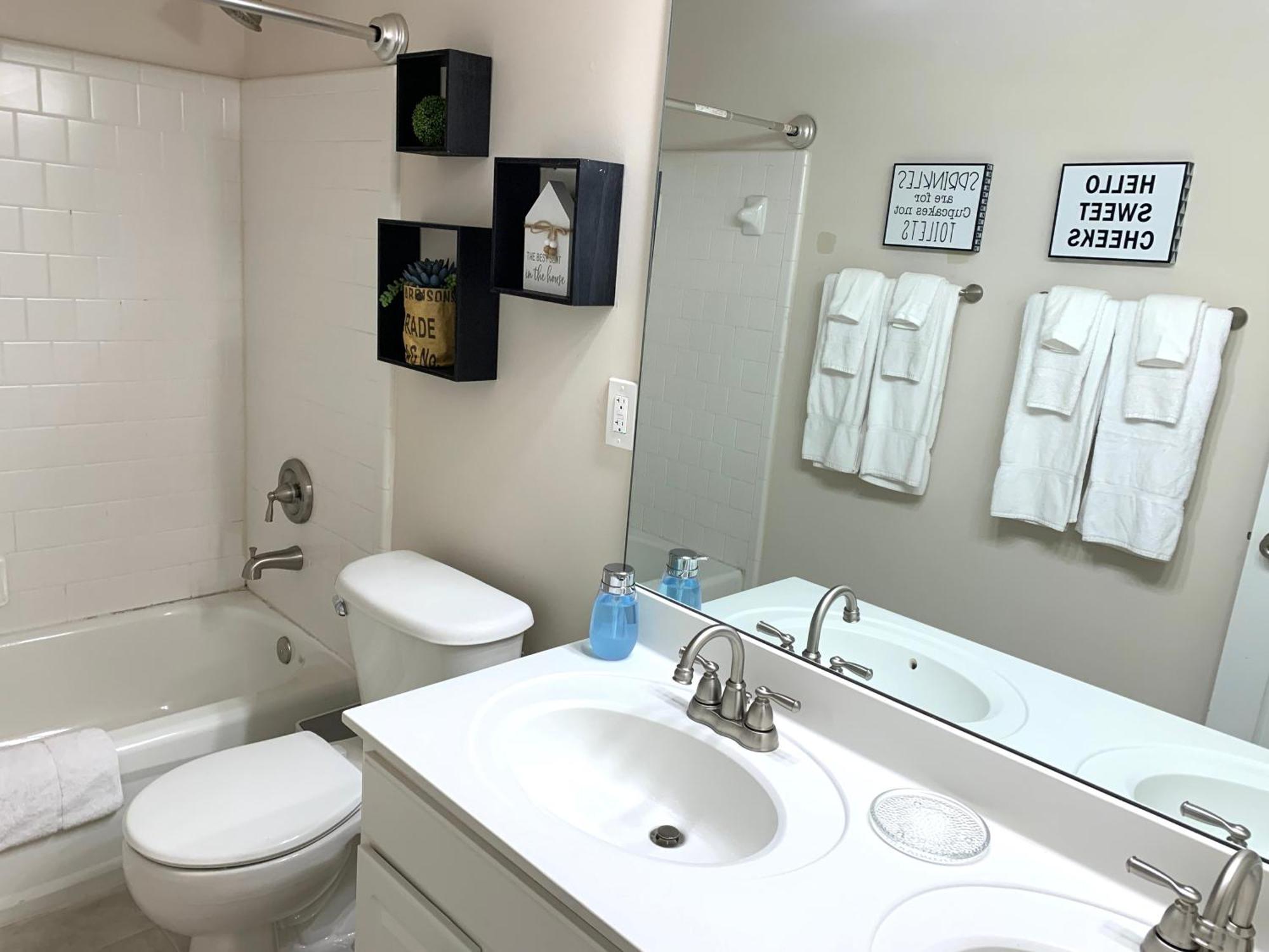 Enjoy This Amazing Home With Porch & Grill Near Dt Woodstock Room photo