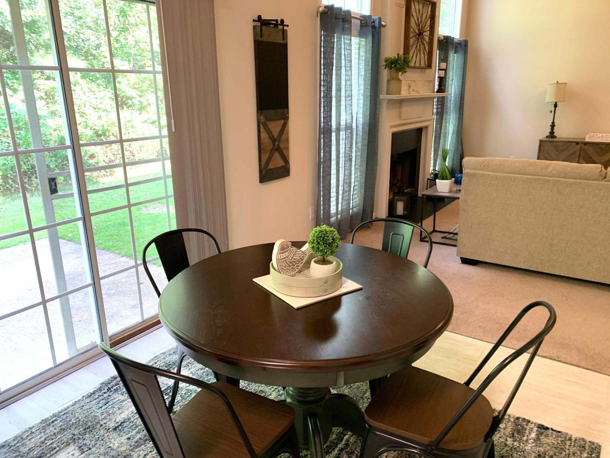 Enjoy This Amazing Home With Porch & Grill Near Dt Woodstock Room photo